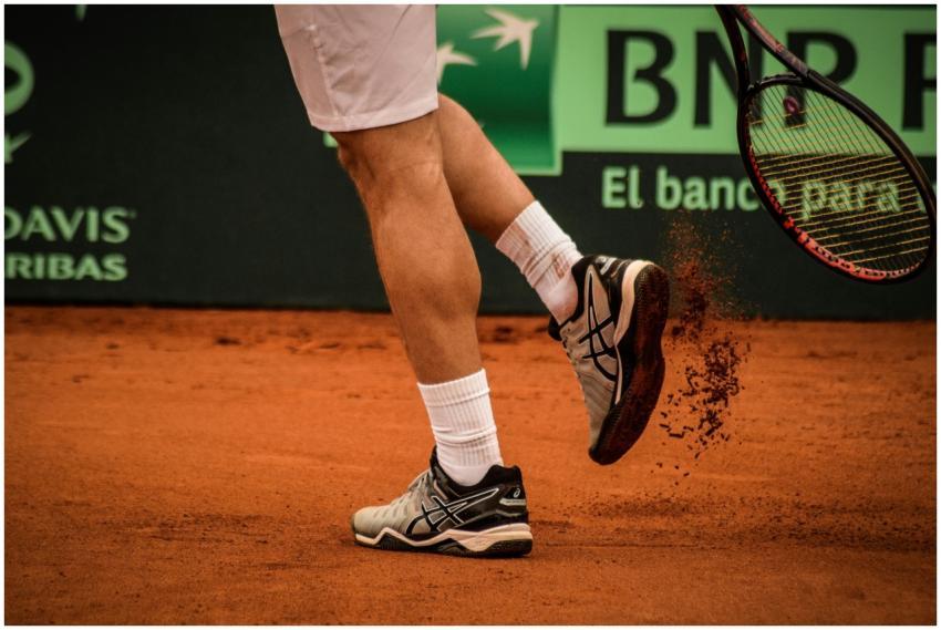 Close-up of a tennis player on a clay court in Mon
