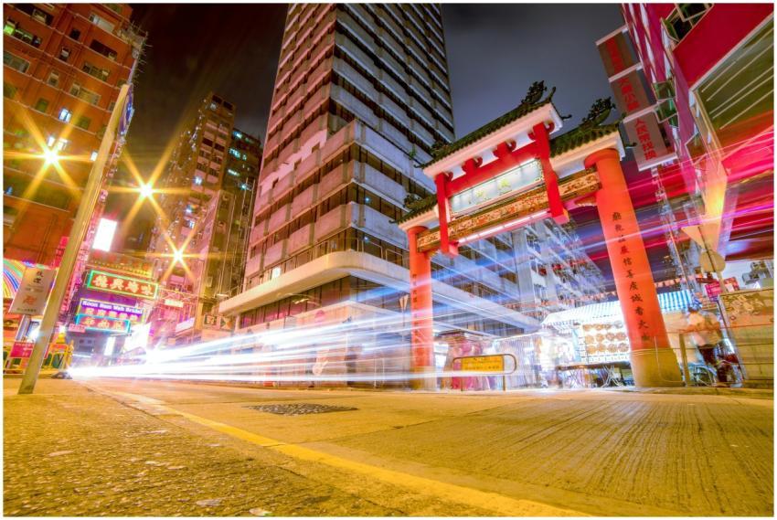 Dynamic light trails and urban architecture in Kow