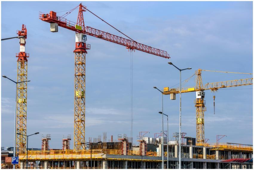 Multiple tower cranes working on a large construct
