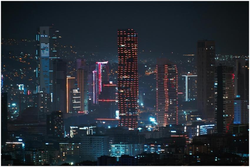 Captivating view of İzmir's illuminated skyscraper