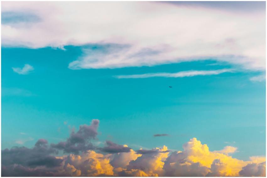 Captivating view of a dramatic sky with vibrant cl