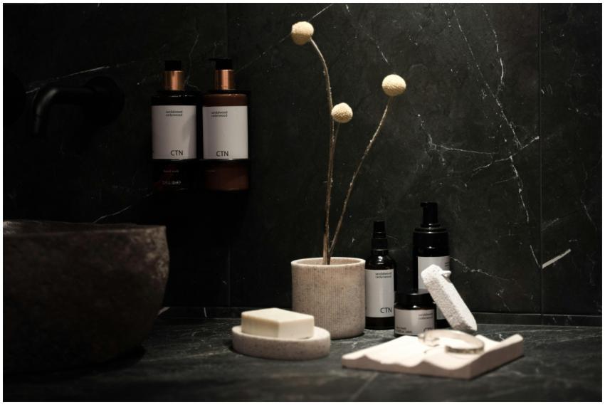 A minimalist spa scene with elegant skincare produ