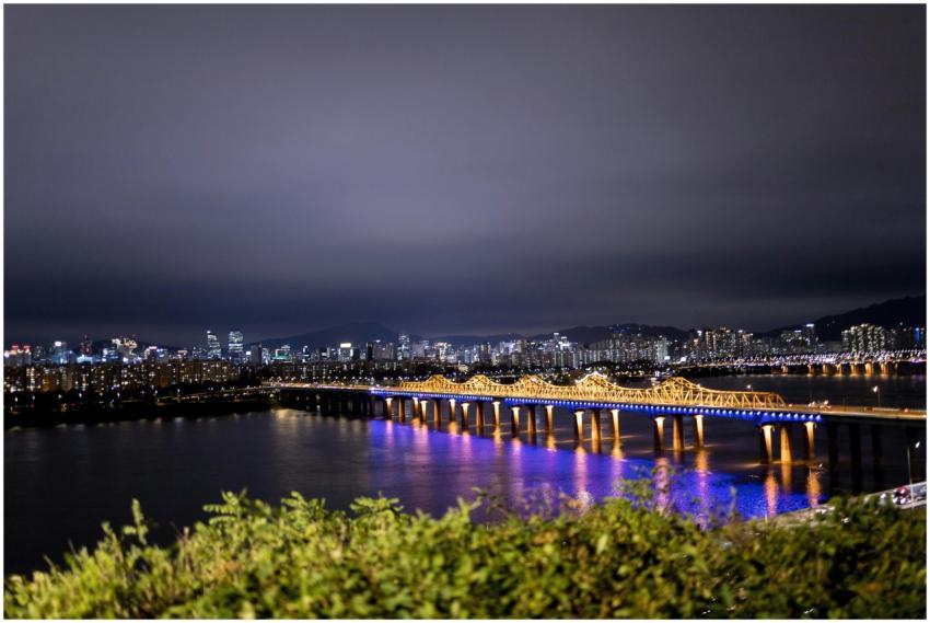 Stunning night view of Dongho Bridge over Han Rive