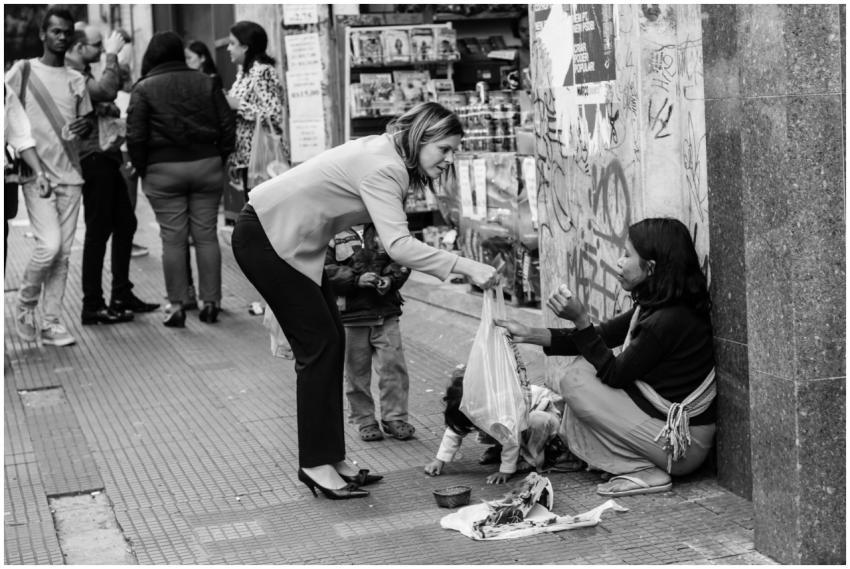 A street interaction in São Paulo showing a woman