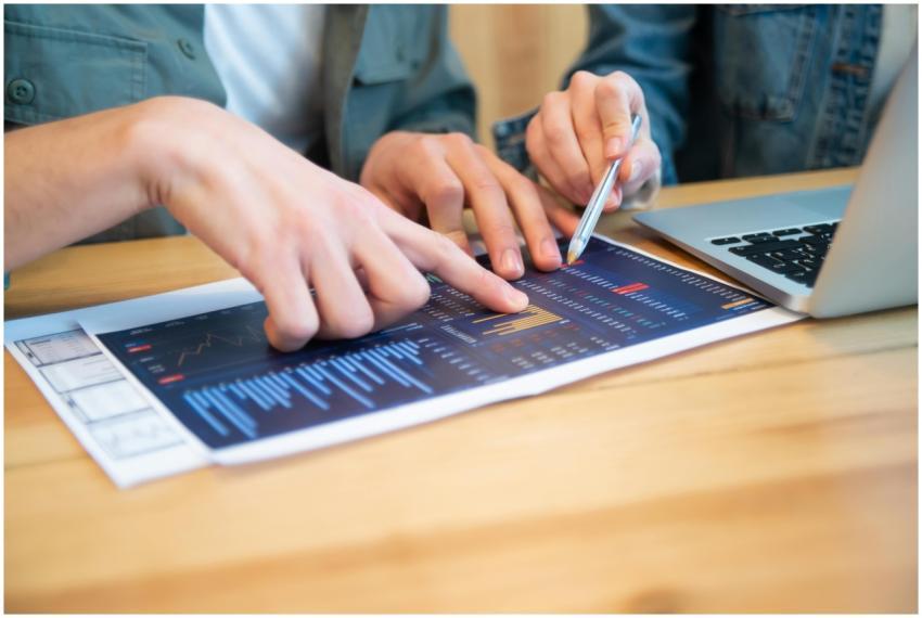 Collaborative discussion over data charts and lapt