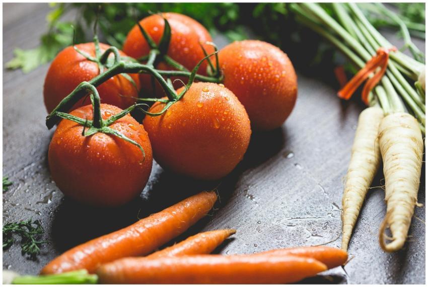 Close-up of fresh tomatoes and carrots with water
