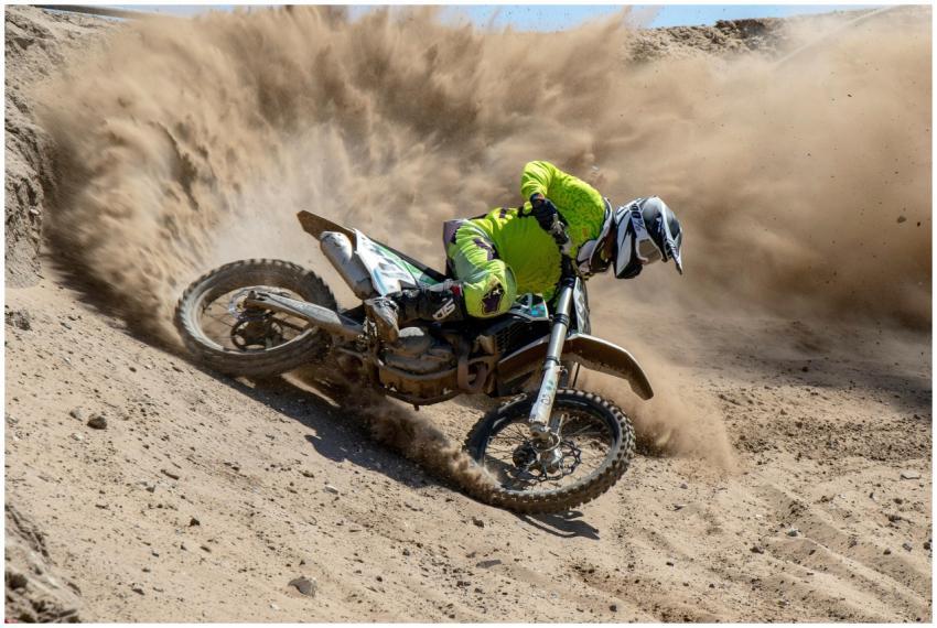 Thrilling dirt bike action in Cape Town's desert l