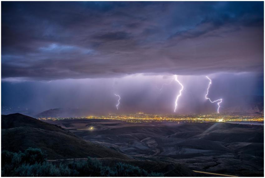 Dramatic lightning storm over Washington's country