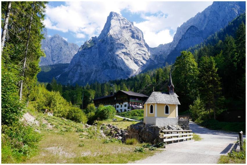 Idyllic view of a chapel and mountains in Kufstein