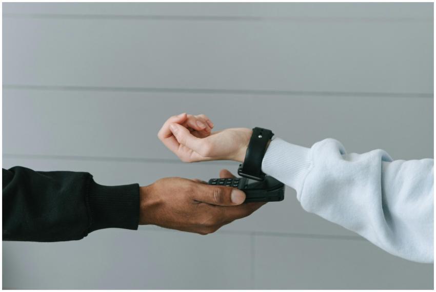 A person using a smartwatch for a secure contactle