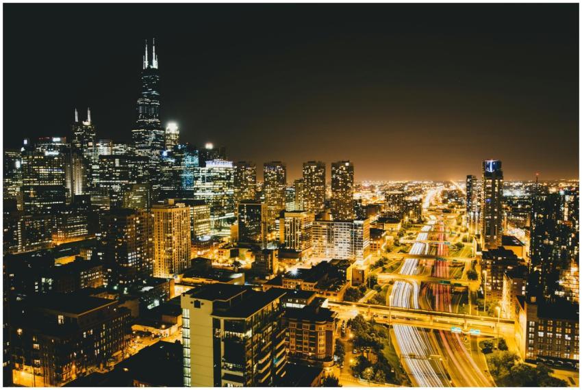 A breathtaking view of Chicago's illuminated skyli