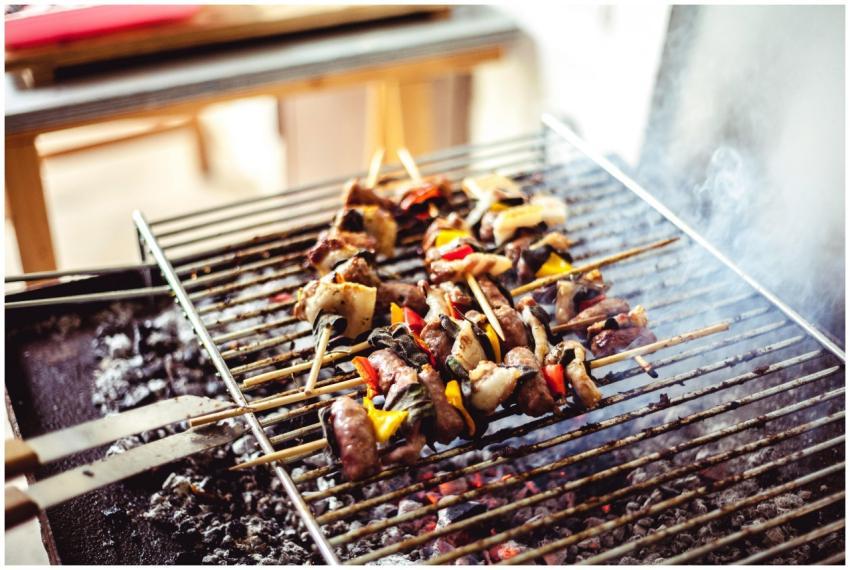 Savory grilled skewers with meat and vegetables si