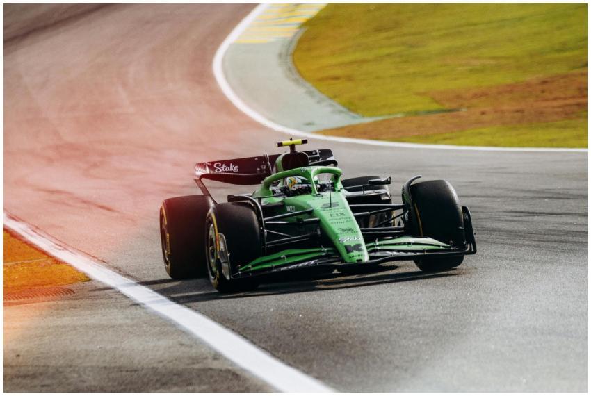 Capture of a Formula 1 car speeding on Interlagos