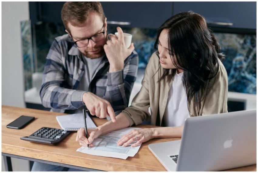 A couple analyzing financial documents with calcul