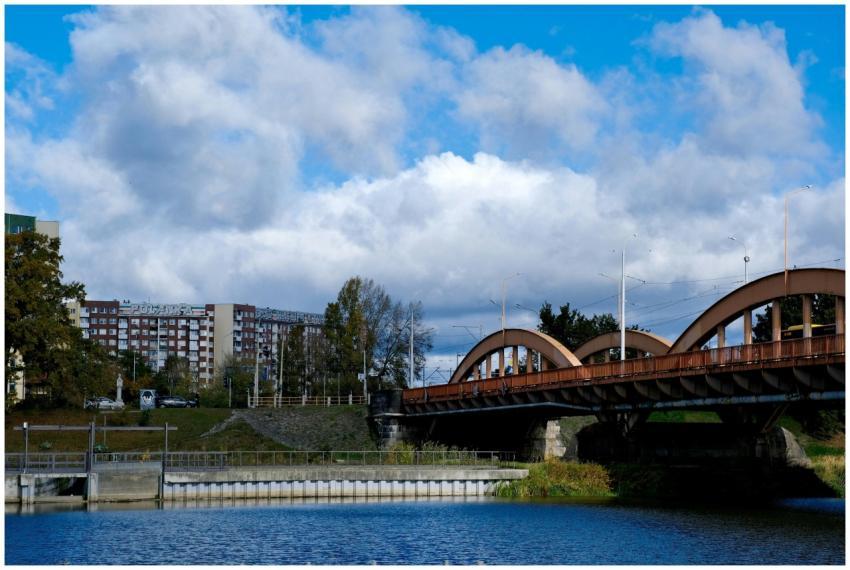 A picturesque view of an arched urban bridge over