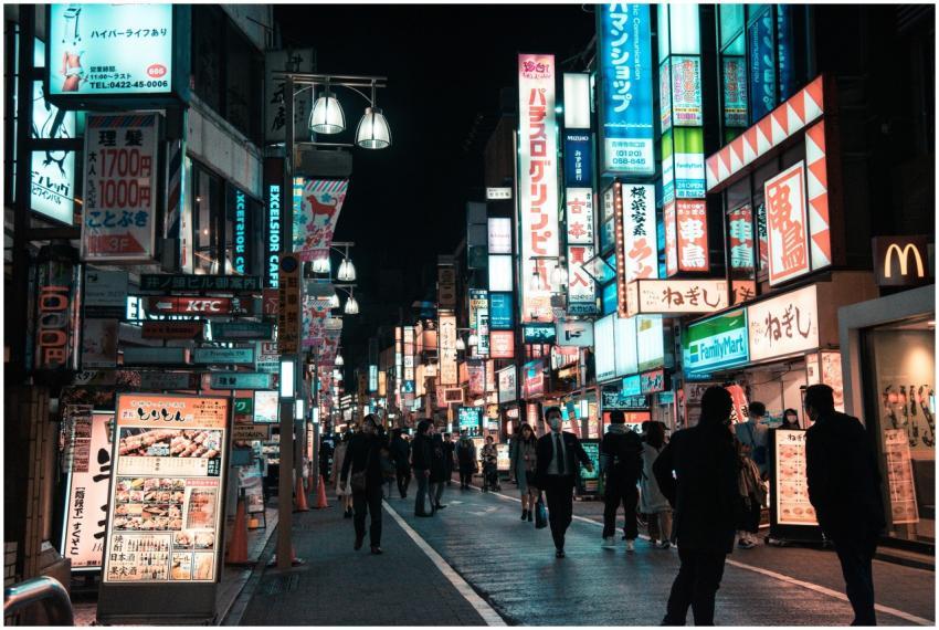 Explore the lively cityscape of Tokyo's streets il