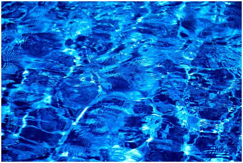 Dynamic and vibrant ripples on a blue water surfac