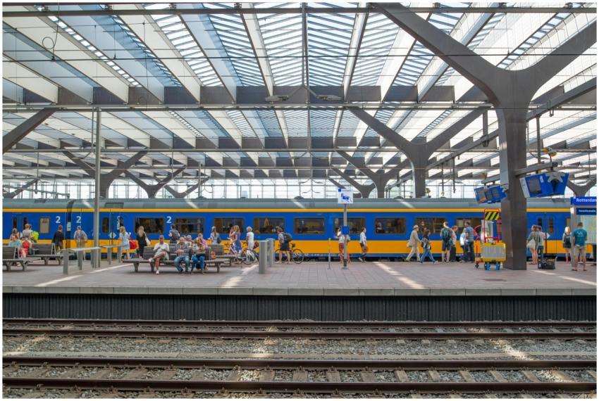 People waiting and boarding trains at Rotterdam Ce