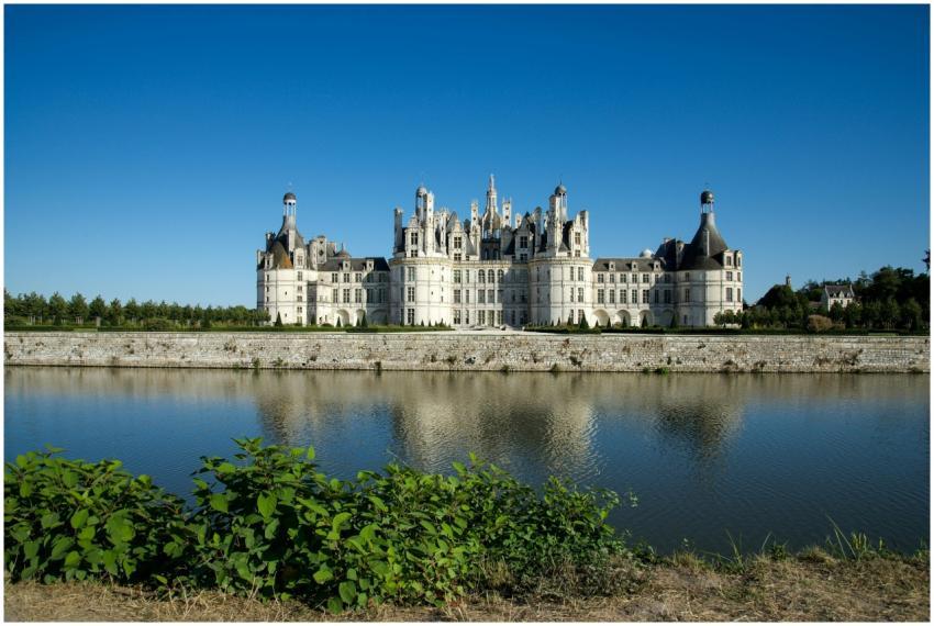 Stunning view of Château de Chambord reflecting in