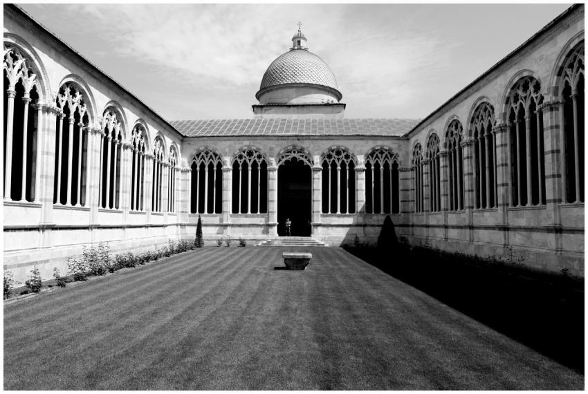 Black-and-white photo of a historic dome in Pisa,