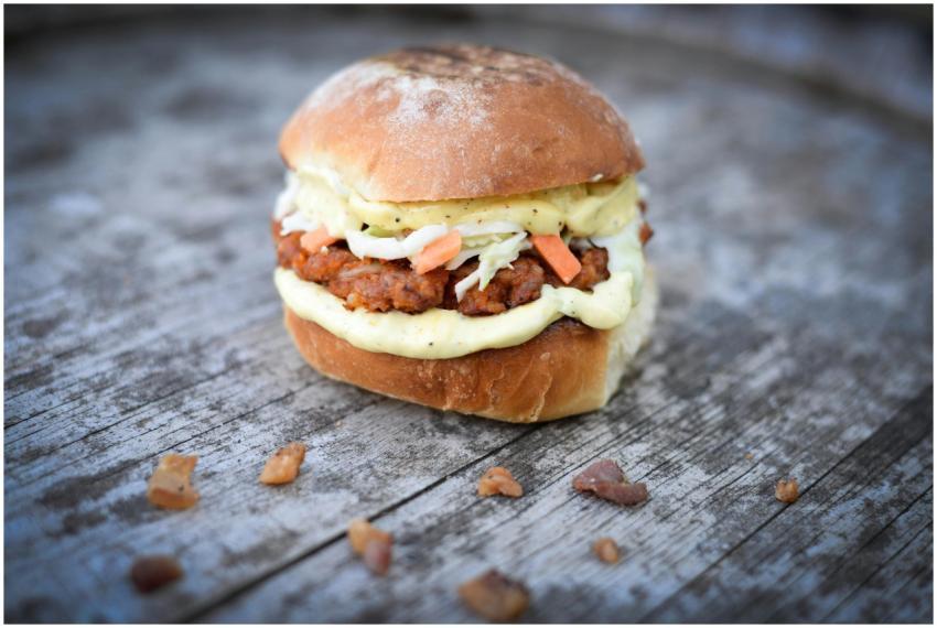 Delicious homemade burger with fresh ingredients o