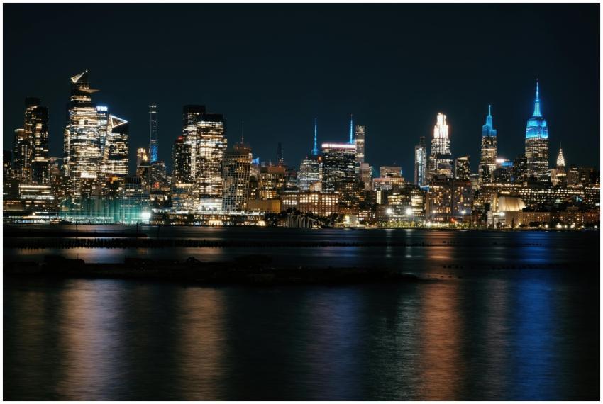 Marvelous view of New York City's illuminated skyl