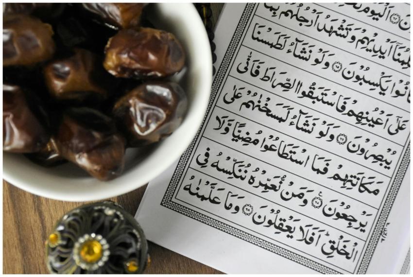 A bowl of dates with Quran, symbolizing Ramadan if