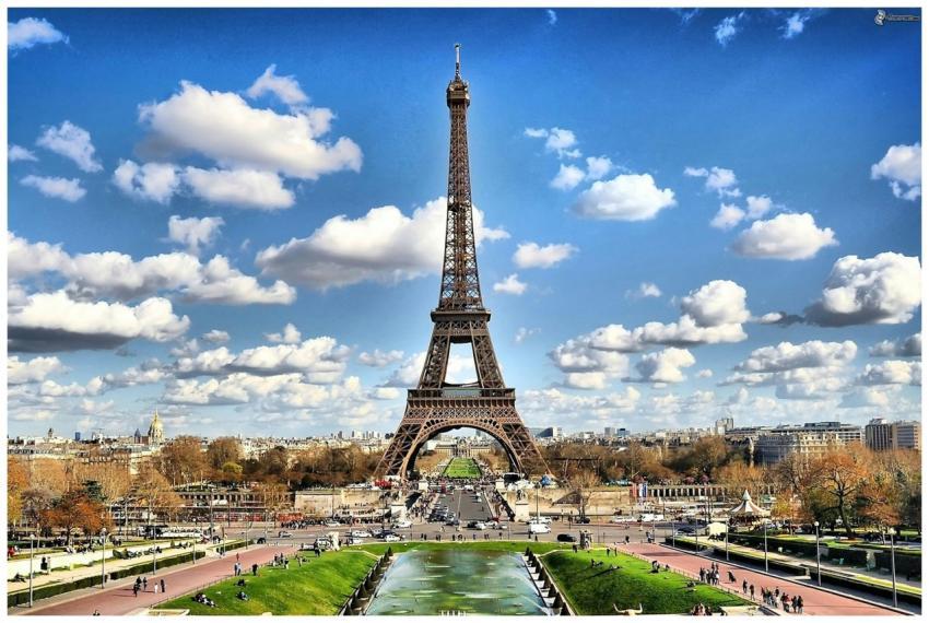 Stunning view of the Eiffel Tower with a backdrop