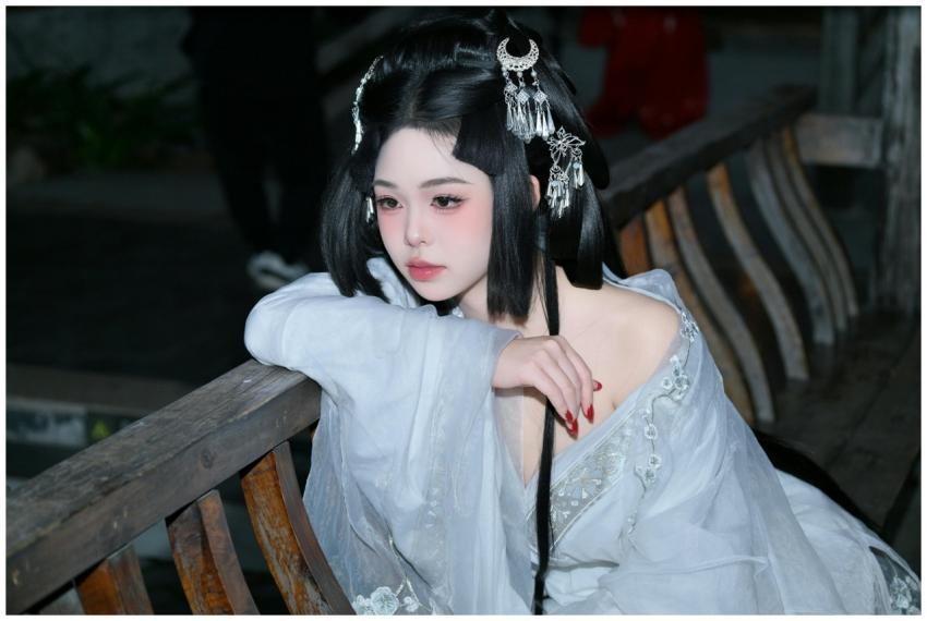 A woman dressed in an elegant traditional Chinese