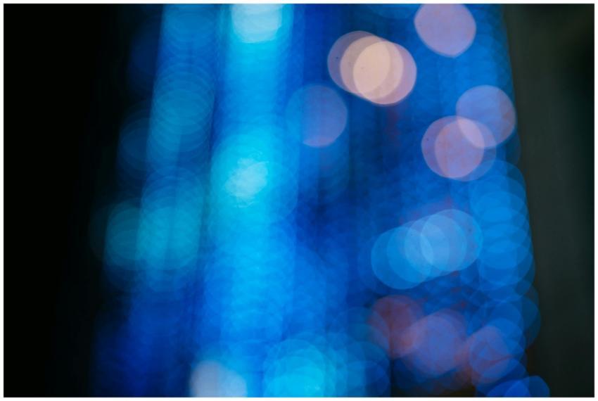 Abstract blue bokeh effect with circular shapes on