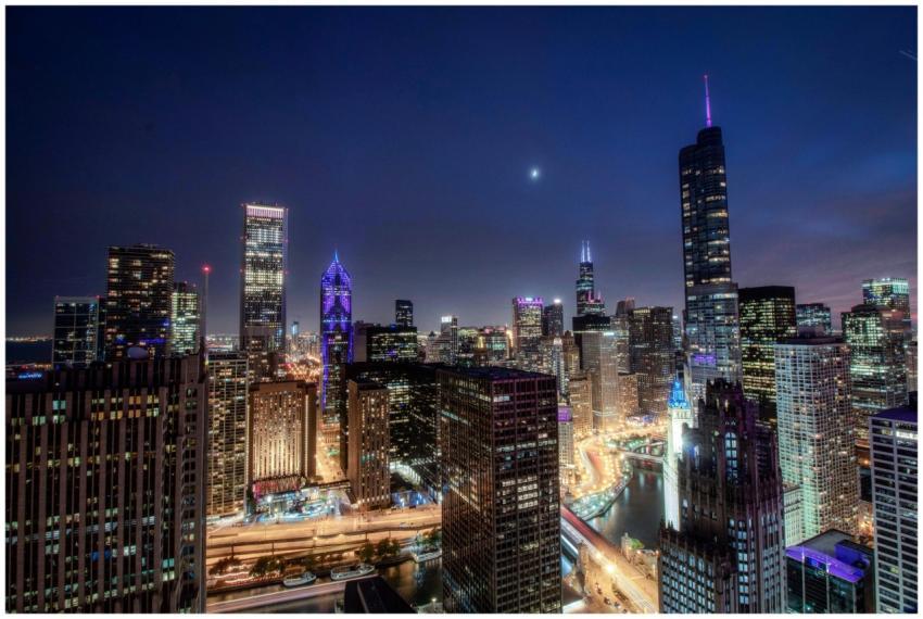 A captivating view of Chicago's skyline at night s