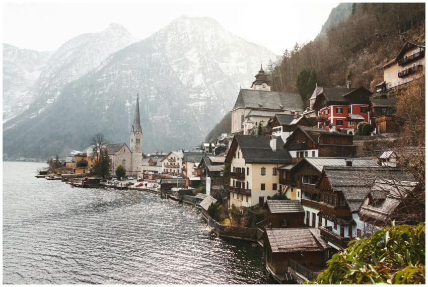 Charming winter scene of Hallstatt village, lakesi