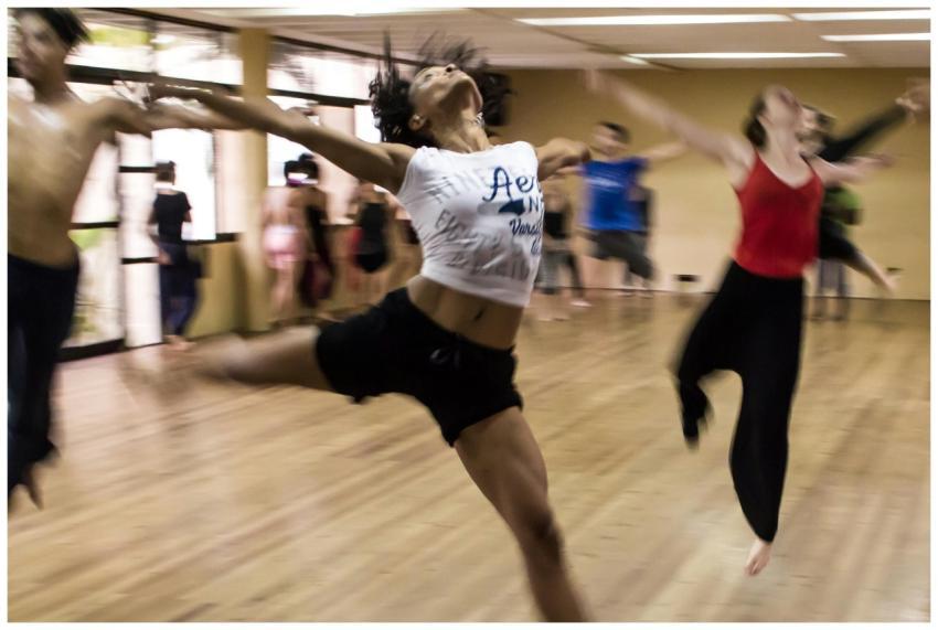Dynamic group dance class showcasing diverse techn