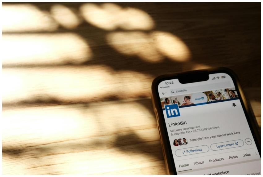 Close-up of a smartphone showing a LinkedIn profil