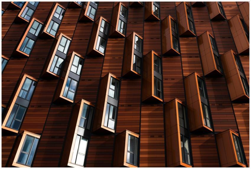 Dynamic pattern of windows in a modern urban facad