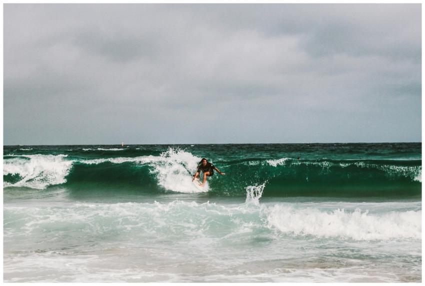 A surfer in action on the waves at Bondi Beach und