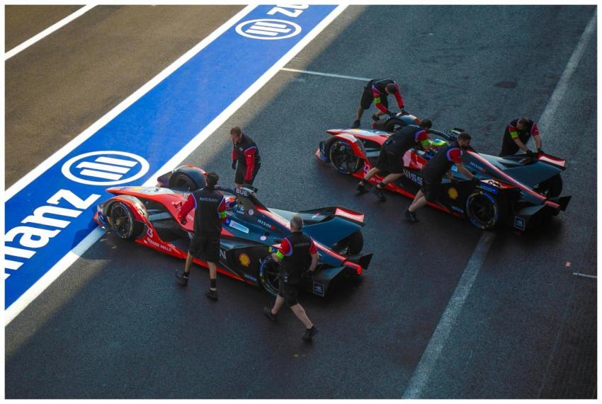 Formula E pit crew preparing race cars in Ciudad d