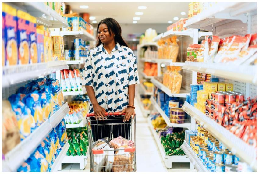 A woman enjoying grocery shopping in a vibrant Lag
