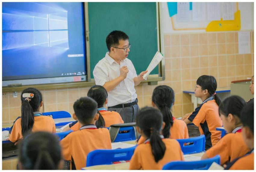 Teacher instructing attentive students in a classr