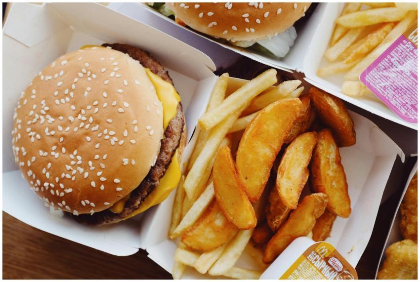 Close-up of a tasty cheeseburger with fries, perfe