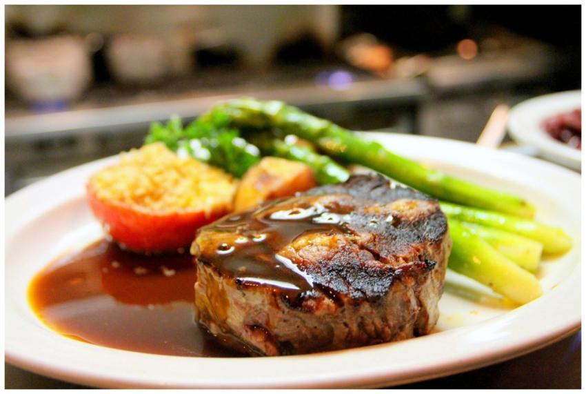 Delicious grilled steak with asparagus and tomato