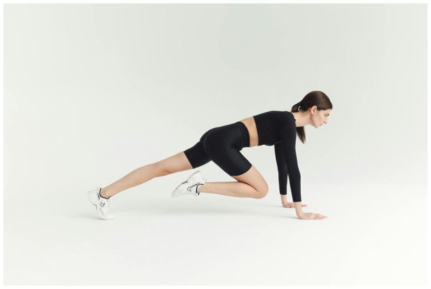 Woman in activewear doing mountain climbers exerci