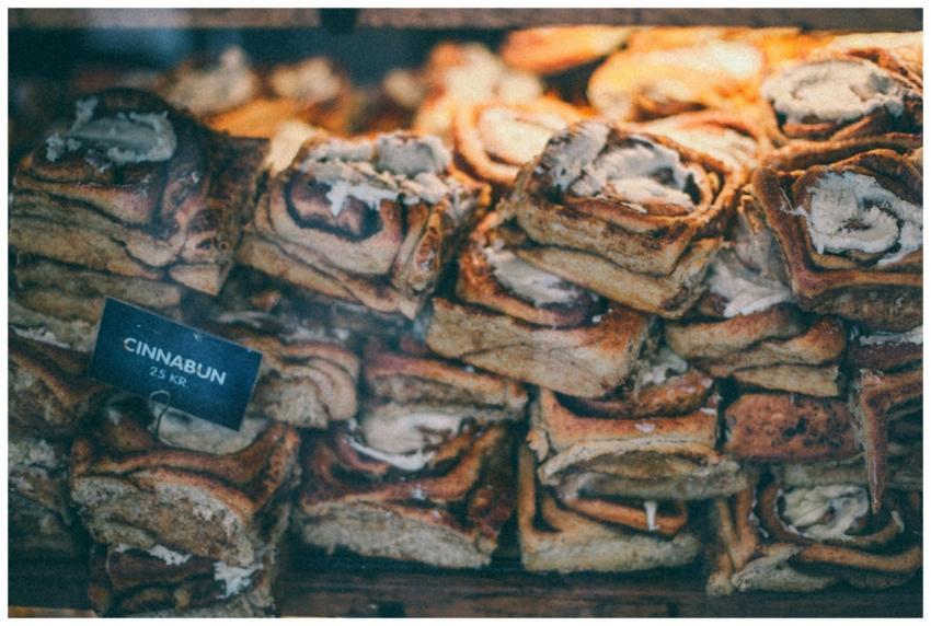 Through glass of sweet delicious buns with sugar p