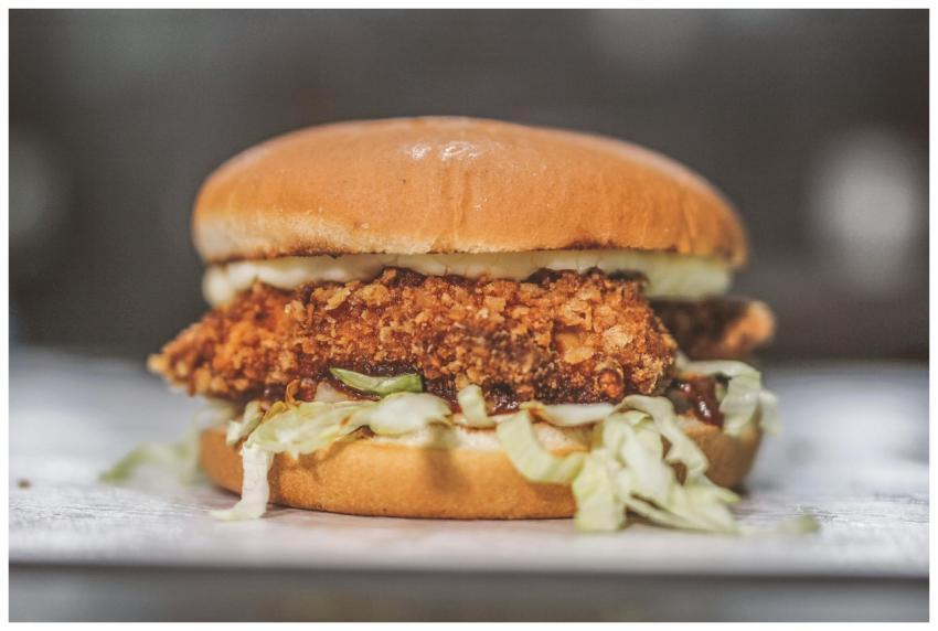 Delicious crispy chicken sandwich with lettuce and