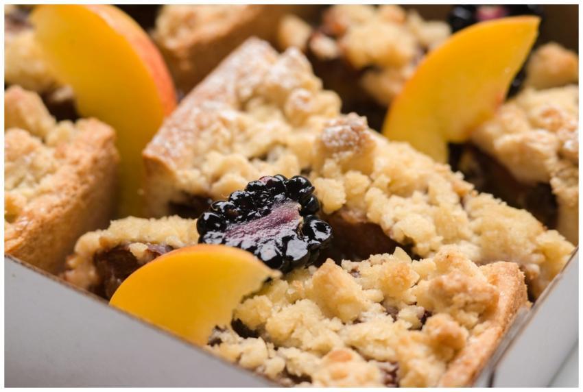 Peach Blackberry Crumble Bars