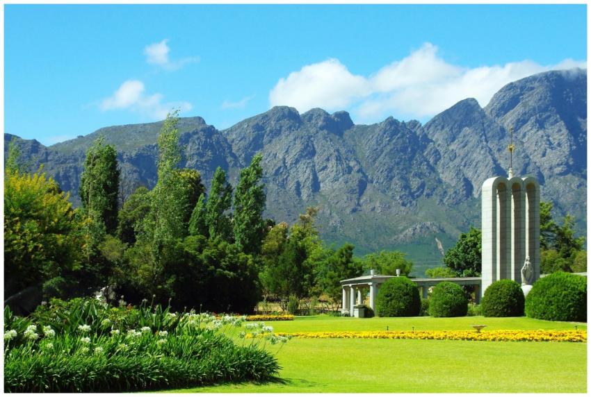 A scenic view of the Huguenot Monument in Franschh