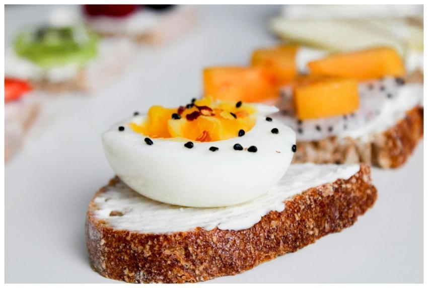 Artful presentation of gourmet egg and fruit toast