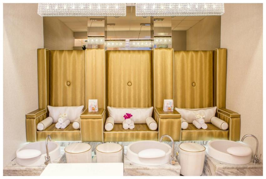 Elegant and contemporary spa interior featuring lu