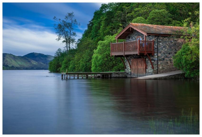 Charming lakefront cabin surrounded by lush greene