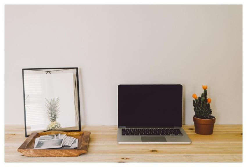 Desktop Home Office Laptop Macbook Pro